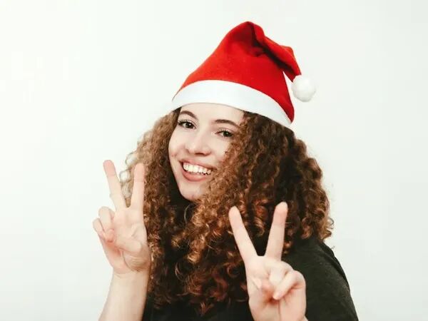 🎄 Anticipez vos coiffures de fêtes chez KRISS COIFFURE ! 🎁